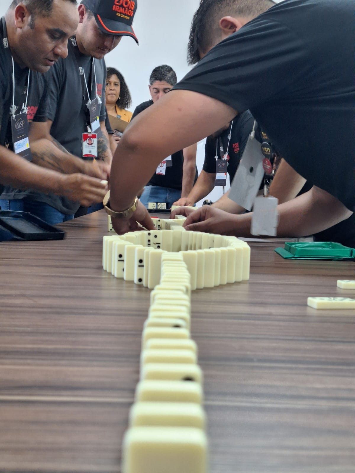 Dinâmica com peças de dominó durante workshop